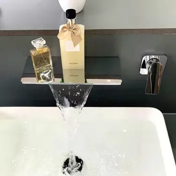 Pirinç Siyah Duvara Monte Sıcak Ve Soğuk Şelale Havzası Musluk Banyo lavabo bataryası Dokunun Fırçalanmış Altın Gemi Duvar Banyo Musluğu Seti